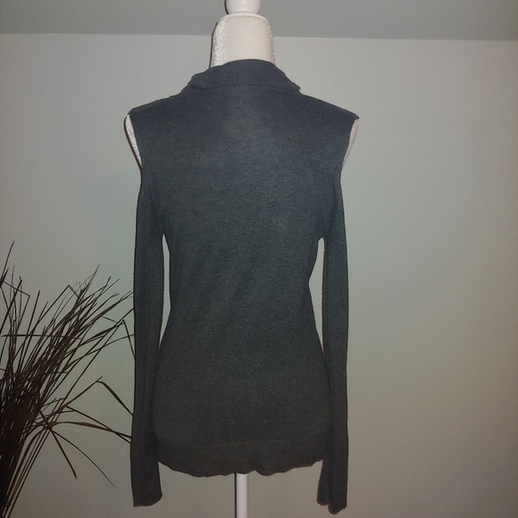 Cold Shoulder Sweater by Tahari NWOT - Picture 4 of 9